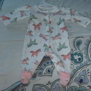 White onesie with colorful unicorns, its 100% cotton and in good condition 🥰